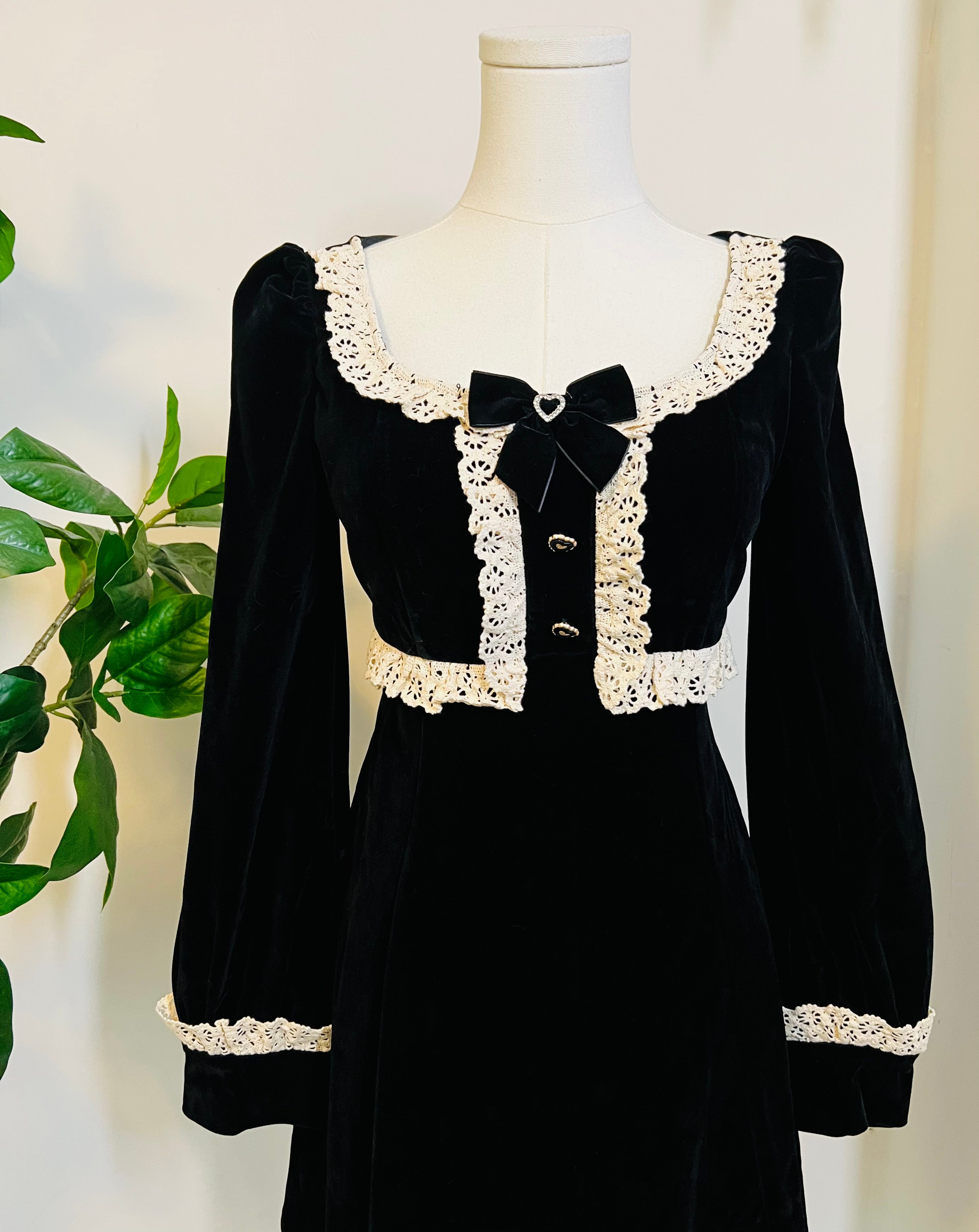 Sabrina - Luscious 60s style Velvet mini dress